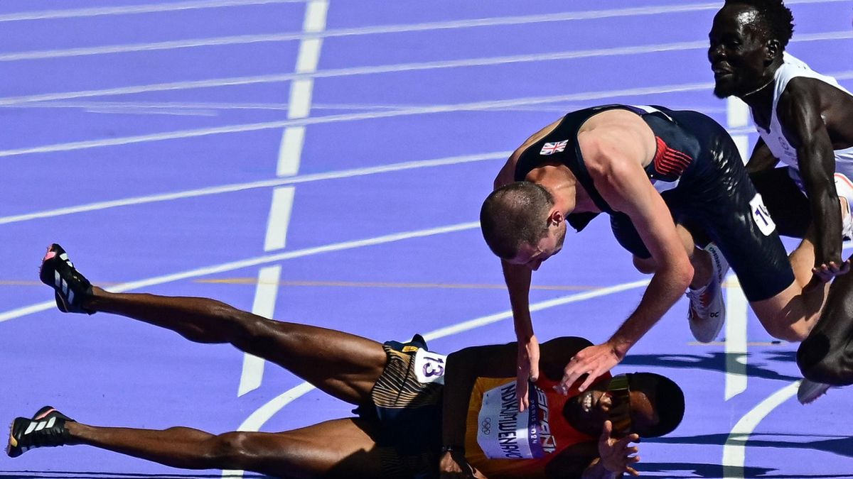 Team GB's George Mills falls in chaotic 5000m, then pushes France's Hugo  Hay in angry exchange - 'He took me out!' - Eurosport