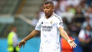 Maillot Real Madrid Officiel Kylian Mbappé - Collection 2024, Polyester, Tailles S à XXL - Produit Licencié