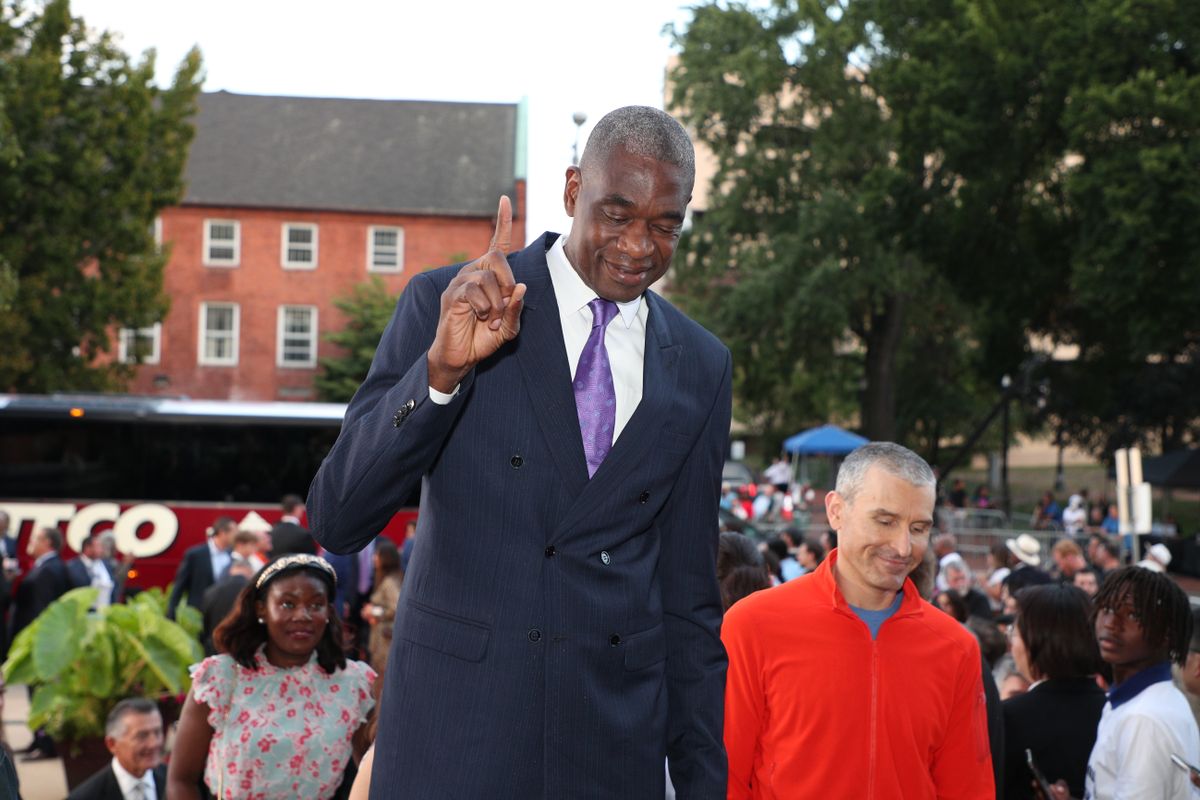 Dikembe Mutombo nie żyje. Dwa fakultety, dziewięć języków, był ...