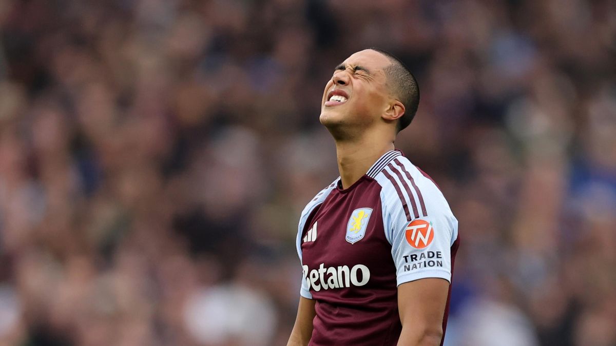 Aston Villa 0 0 Manchester United United hold on for underwhelming goalless Premier League draw at Villa Eurosport