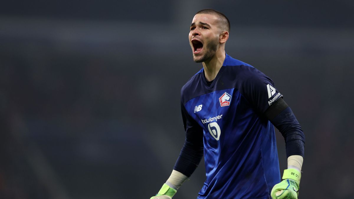 Lucas Chevalier avec le maillot du PSG