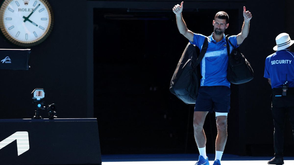 Australian Open 2025 Novak Djokovic zeigt nach Aufgabe im Halbfinale