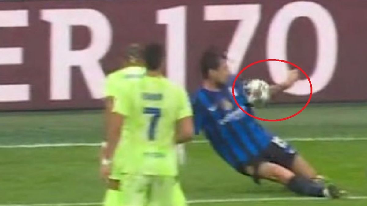 La moviola di Inter-Barcellona: Marciniak e il VAR graziano Inigo Martinez.  C'è il rigore su Lautaro, Mkhitaryan su Yamal non è penalty per pochi cm -  Eurosport