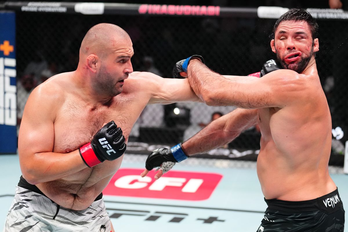 Reinier de Ridder wint van ex-kampioen Robert Whittaker en meldt zich ...