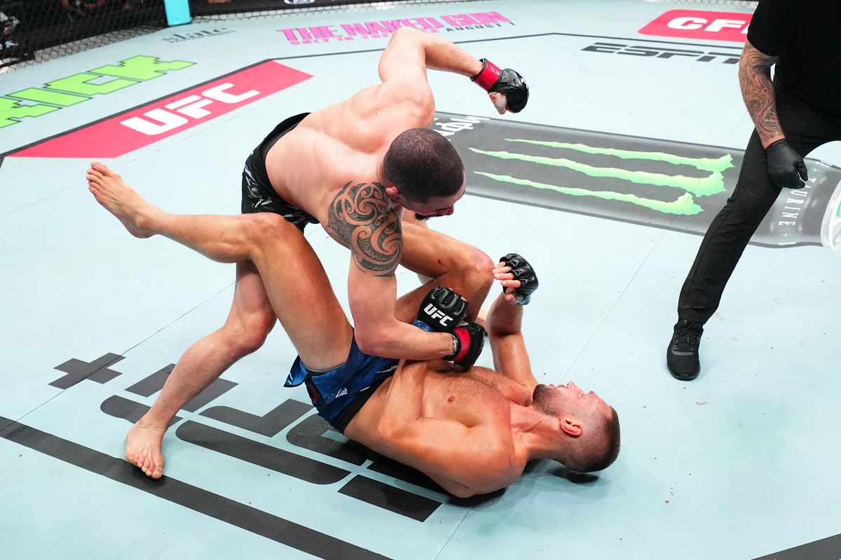 Reinier de Ridder wint van ex-kampioen Robert Whittaker en meldt zich ...
