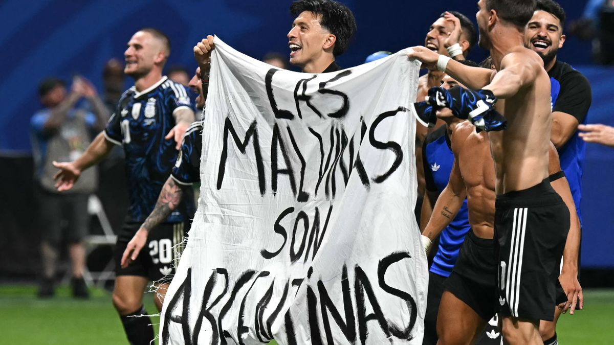 Argentyńscy piłkarze z kontrowersyjnym banerem. Co na to FIFA?