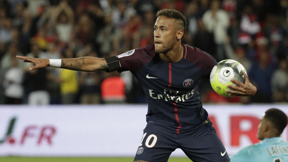 Ping-Pong auf Neymar-Art Superstar glänzt beim Tisch-Fußball