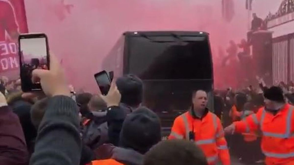 Scheiben Kaputt Liverpool Fans Greifen Mancity Bus An Eurosport