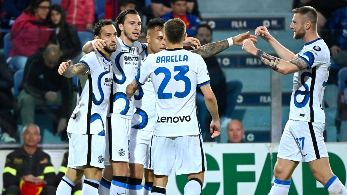 Inter Milan celebrate after Matteo Darmian's goal during the Italian Serie A football match between Cagliari and Inter Milan on May 15, 2022 at the Sardegna arena in Cagliari