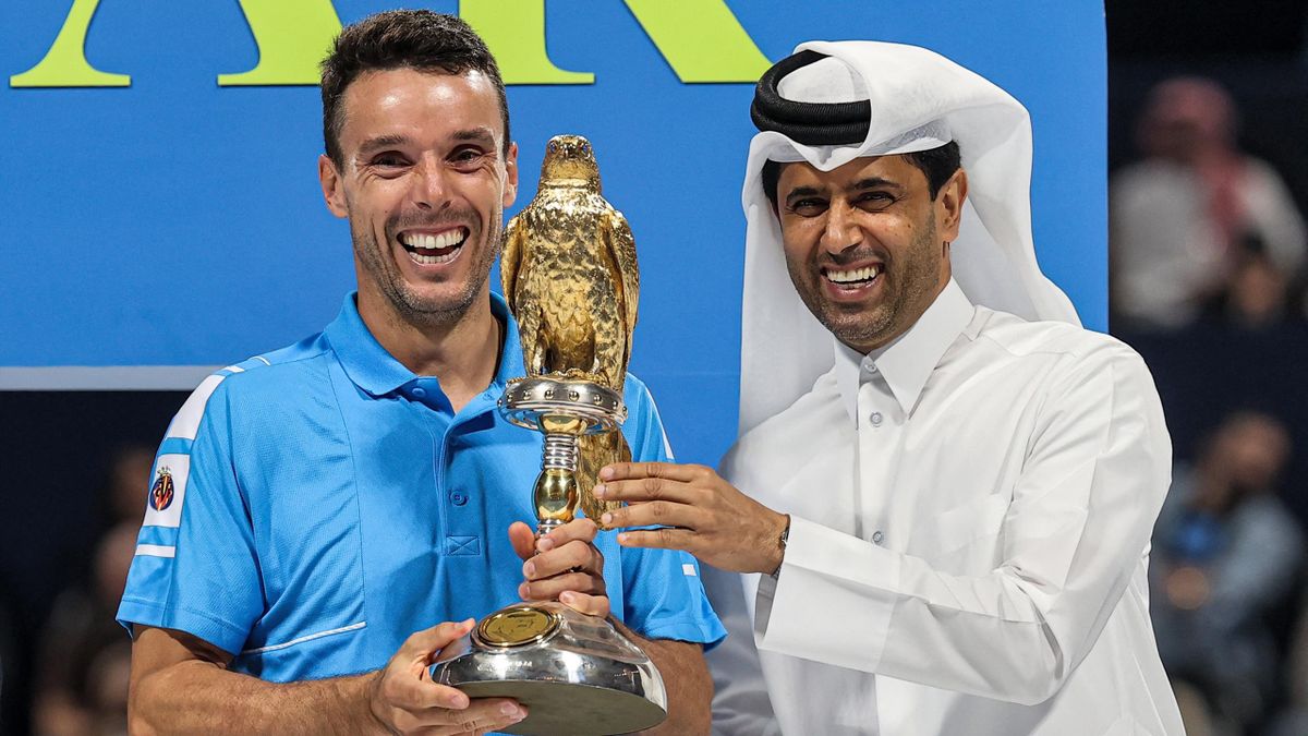 Roberto Bautista Agut reçoit le trophée de vainqueur du tournoi de Doha des mains de Nasser Al-Khelafi