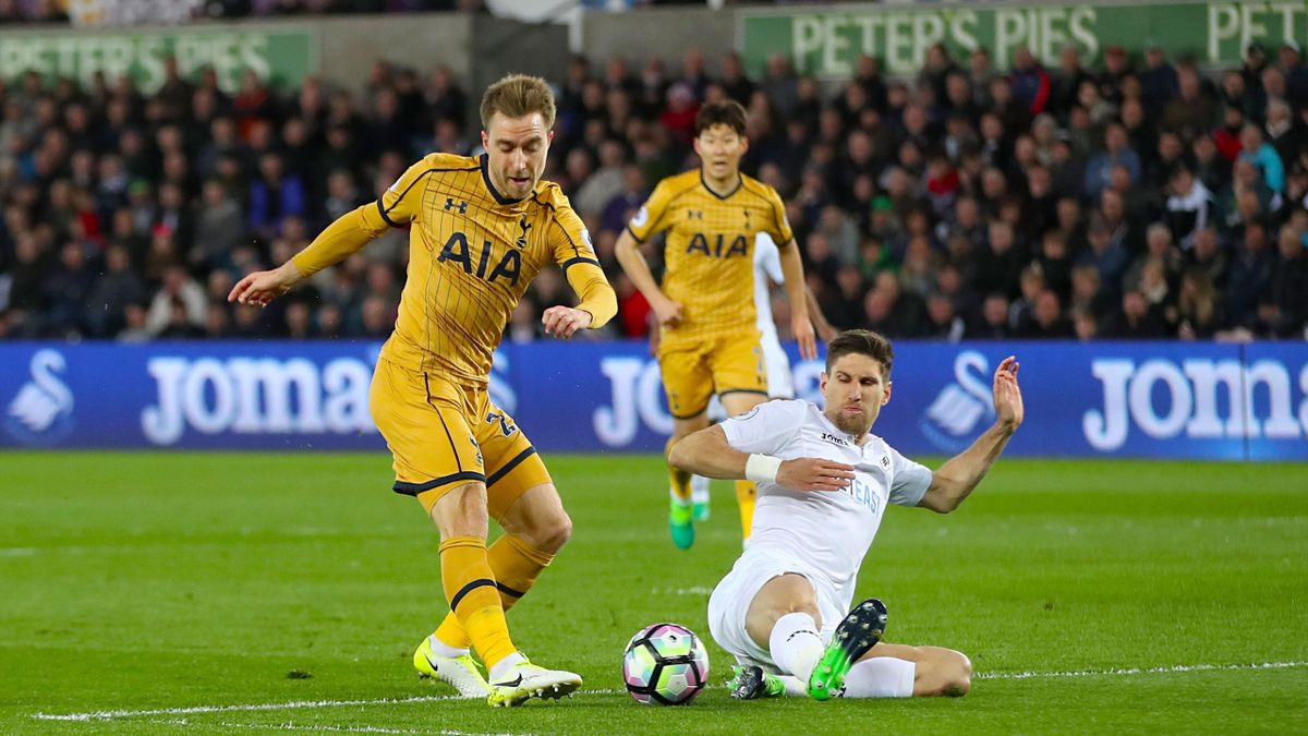 Swansea City-Tottenham, Premier League 2016-2017. Christian Eriksen in azione (LaPresse)