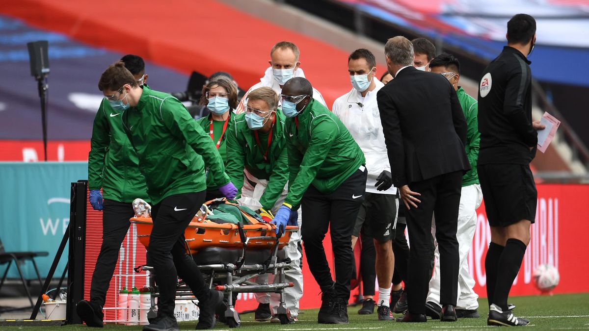 Eric Bailly évacué sur civière lors de Manchester United-Chelsea en FA Cup