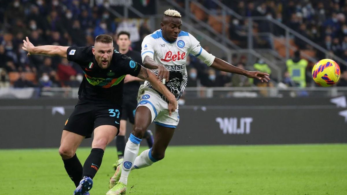 Milan Skriniar e Victor Osimhen durante Inter-Napoli - Serie A 2021-22