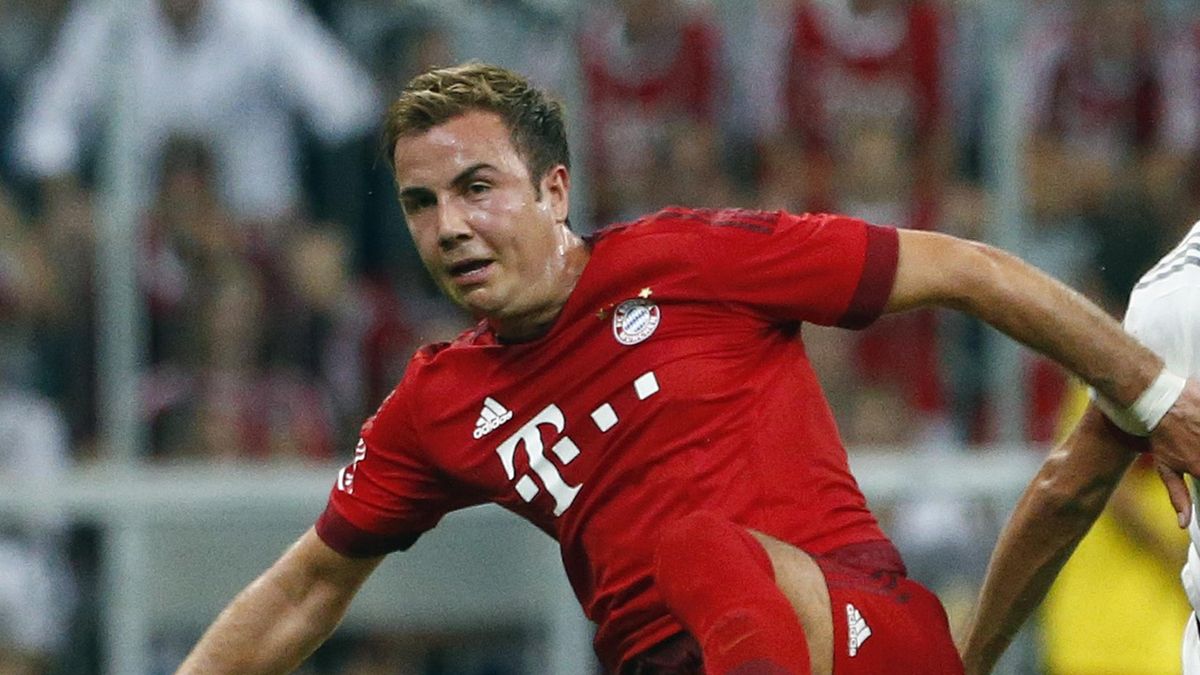 Bayern Munich's Mario Goetze (R) fights for the ball with AC Milan's Luca Antonelli during their pre-season Audi Cup tournament soccer match in Munich, Germany, August 4, 2015