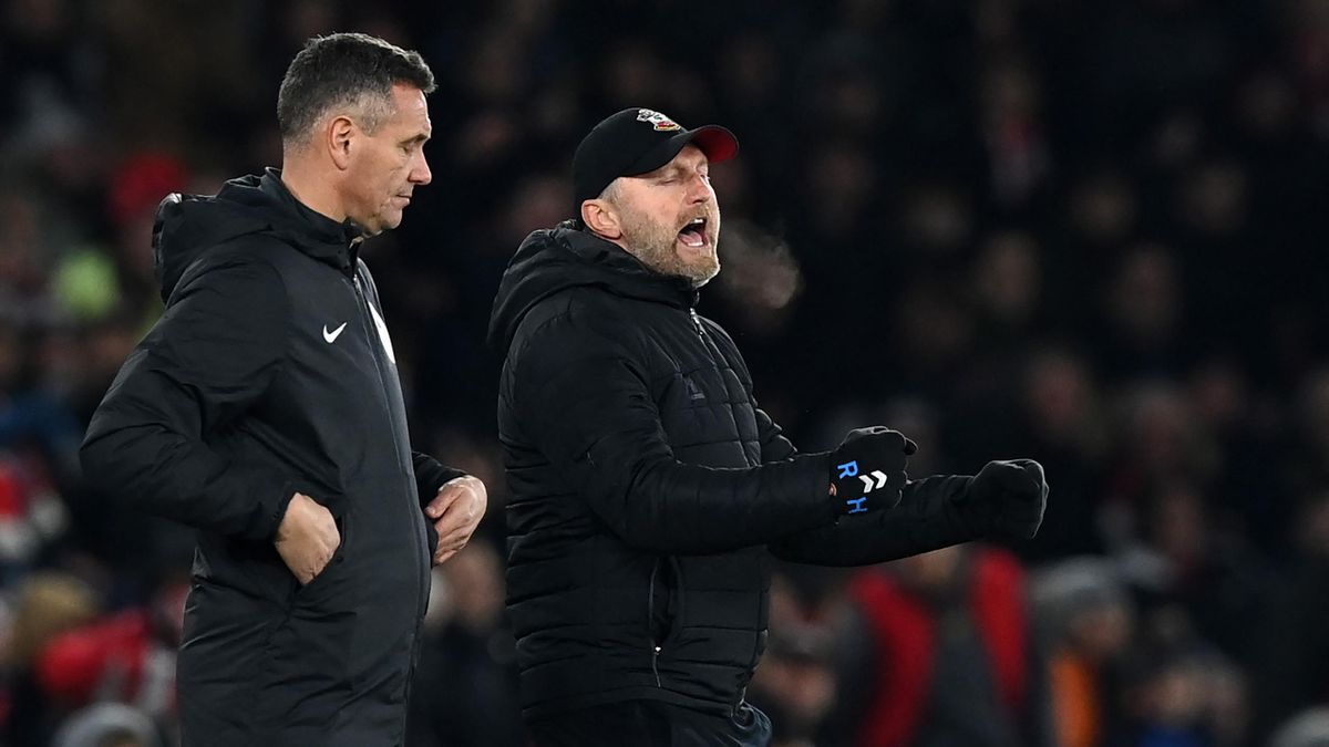 Southampton's Austrian manager Ralph Hasenhuttl (R) celebrates on the final whistle in the English Premier League football match between Southampton and Manchester City at St Mary's Stadium in Southampton, southern England on January 22, 2022.