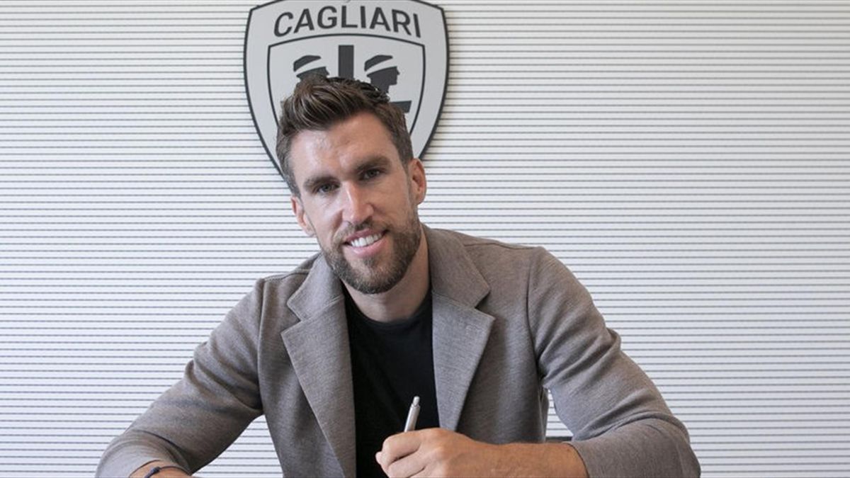 3 luglio 2021 - Kevin Strootman firma per il Cagliari