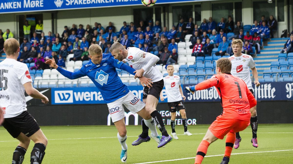 Moldes Óttar Magnús Karlsson (t.v.) og Kjetil Wæhler i eliteseriekampen i fotball mellom Molde og Sogndal på Aker Stadion.