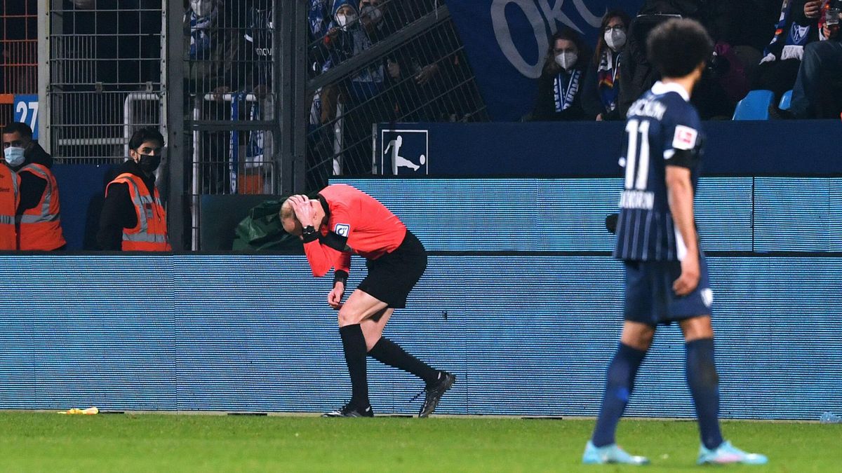 Schiedsrichter-Assistent Christian Gittelmann wird beim Spiel zwischen Bochum und Gladbach von einem Becher am Kopf getroffen