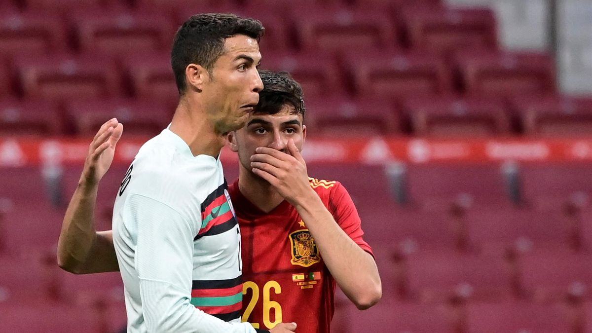 Cristiano Ronaldo y Pedri durante el España-Portugal