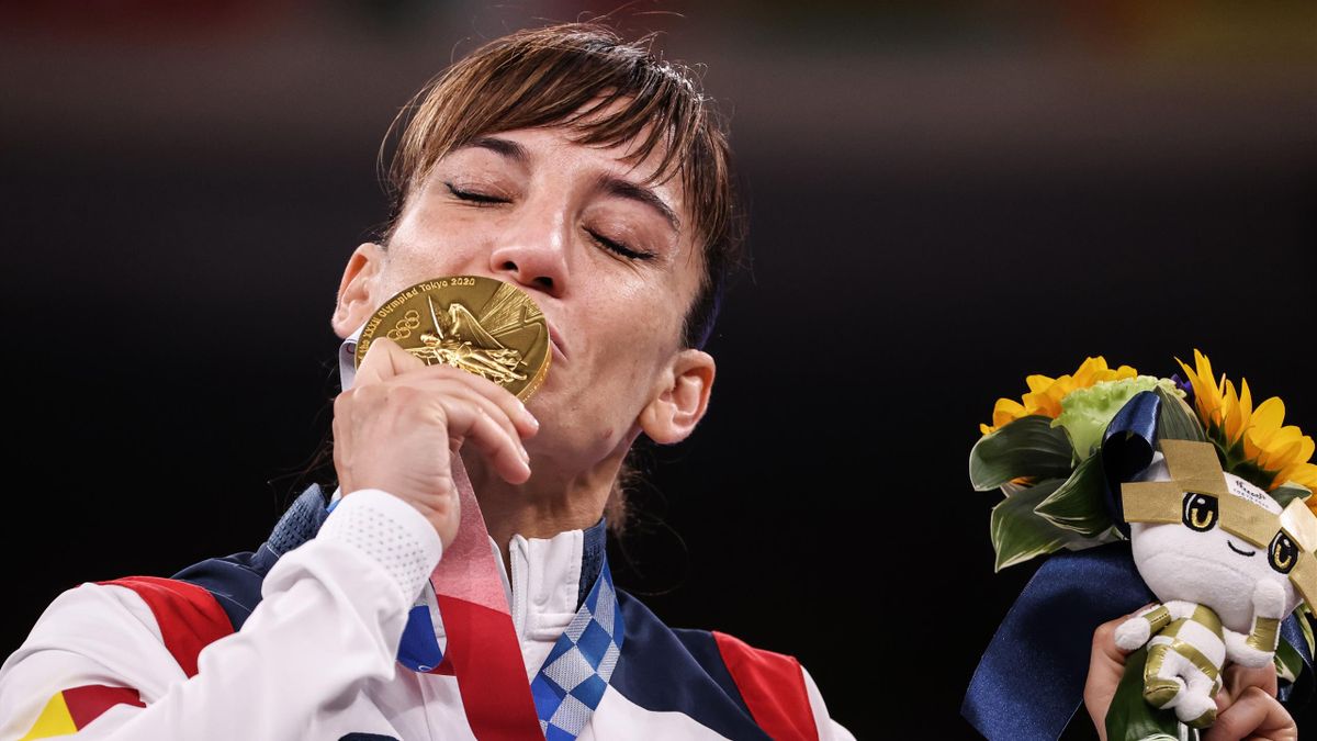 Sandra Sánchez besa la medalla de oro en los Juegos Olímpicos de Tokio 2020