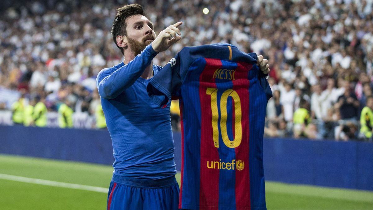Lionel Messi brandit son maillot devant le public du Bernabéu après avoir marqué le but de la victoire du Barça sur le terrain du Real Madrid, le 23 avril 2017.