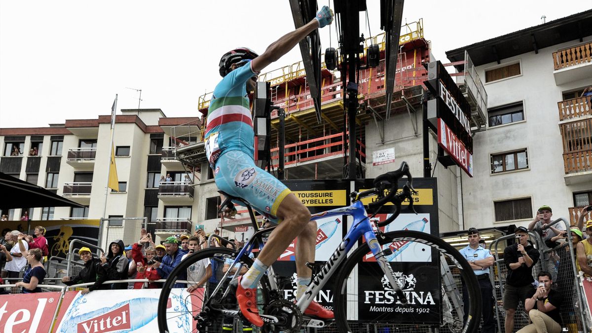 Vincenzo Nibali exulte sur la ligne d'arrivée de la 19e étape du Tour 2015