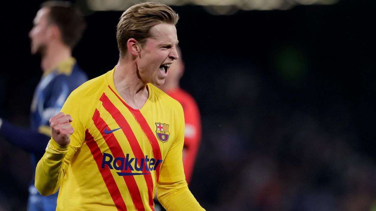 NAPLES, ITALY - FEBRUARY 24: Frenkie de Jong of FC Barcelona celebrate 0-2 during the UEFA Europa League match between Napoli v FC Barcelona at the Stadio Diego Maradona on February 24, 2022 in Naples Italy (Photo by David S. Bustamante/Soccrates/Getty Im