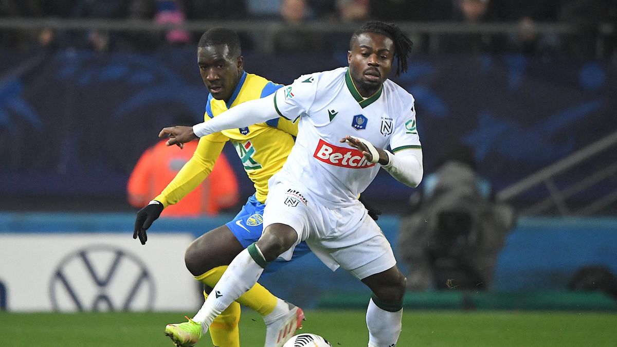 Moses Simon et Rassoul Ndiaye à la lutte lors de Sochaux - Nantes en 32es de finale de la Coupe de France