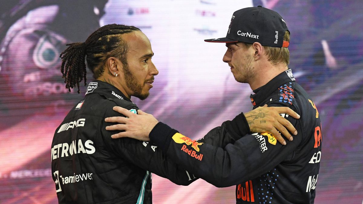 12.12.2021, xekx, Formel 1 FIA, Großer Preis von Abu Dhabi 2021 emspor, Lewis Hamilton (Mercedes-AMG Petronas, 44) gratuliert Max Verstappen (Red Bull Racing, 33) zur Weltmeisterschaft (DFL/DFB REGULATIONS PROHIBIT ANY USE OF PHOTOGRAPHS as IMAGE SEQUENCE