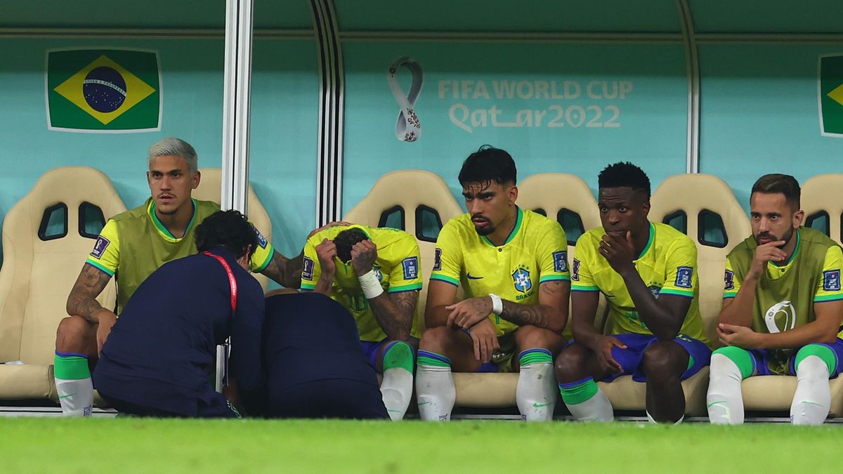 Neymar se cache sous son maillot après être sorti sur blessure face à la Serbie