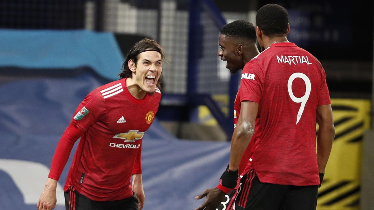 Edinson Cavani (l) of Manchester United celebrates with team mates Axel Tuanzebe and Anthony Martial