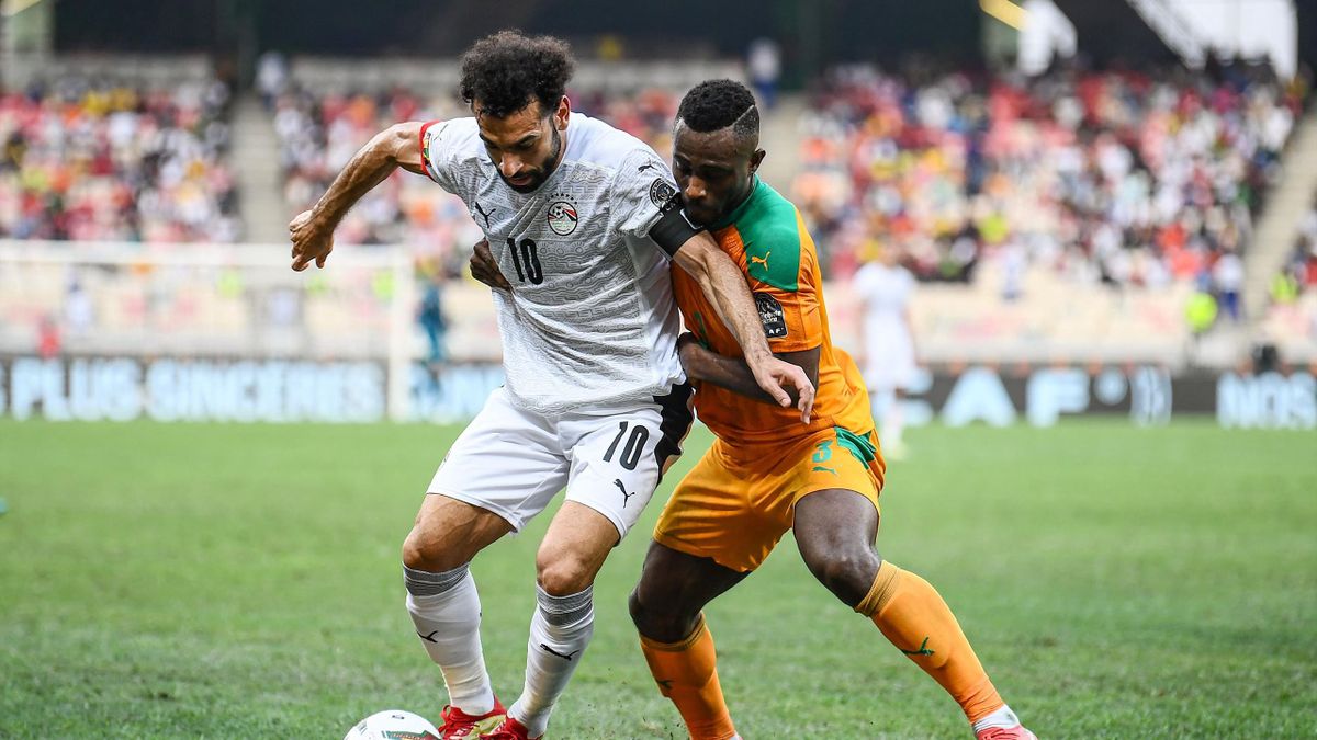 Mohamed Salah im Duell mit Ghislain Konan
