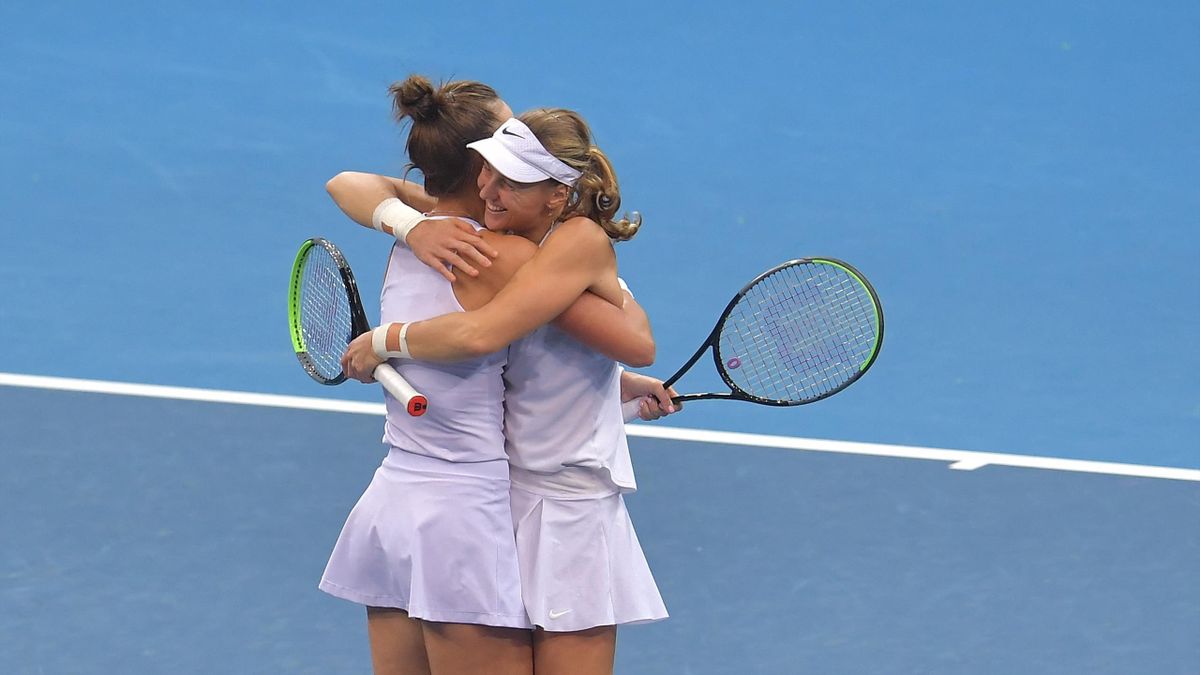 Liudmila Samsonova (rechts) und Veronika Kudermetova feiern den Finaleinzug beim Fed Cup