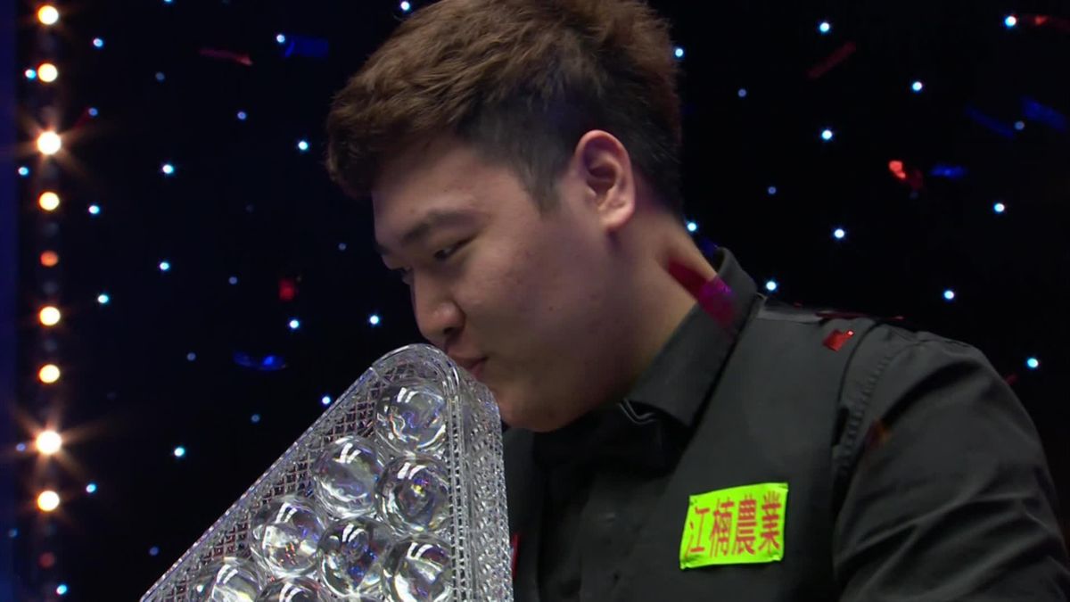 The Masters : Final : Yan Bingtao's trophy