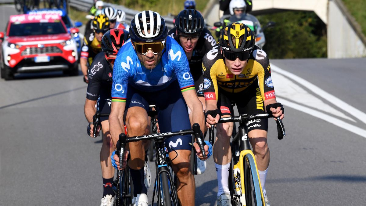 Alejandro Valverde (Movistar), devant Adam Yates (INEOS Grenadiers), Romain Bardet (DSM) et Jonas Vingegaard (Jumbo-Visma), sur le Tour de Lombardie 2021