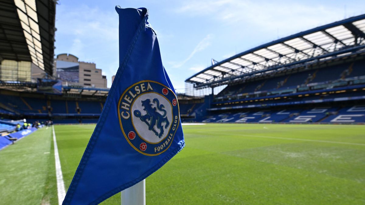 Le logo de Chelsea sur un poteau de corner - 22 mai 2022