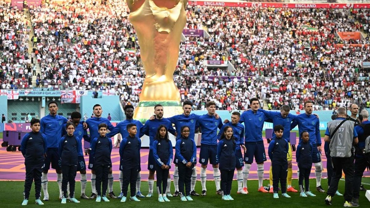 Los jugadores de Inglaterra escuhando el himno 'God save the King' en el partido ante Irán del Mundial de Qatar.