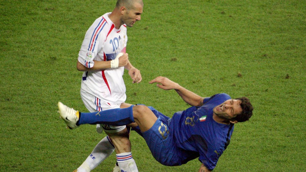 Zidane, lovindu-l pe Marco Materazzi, în finala Campionatului Mondial din 2006