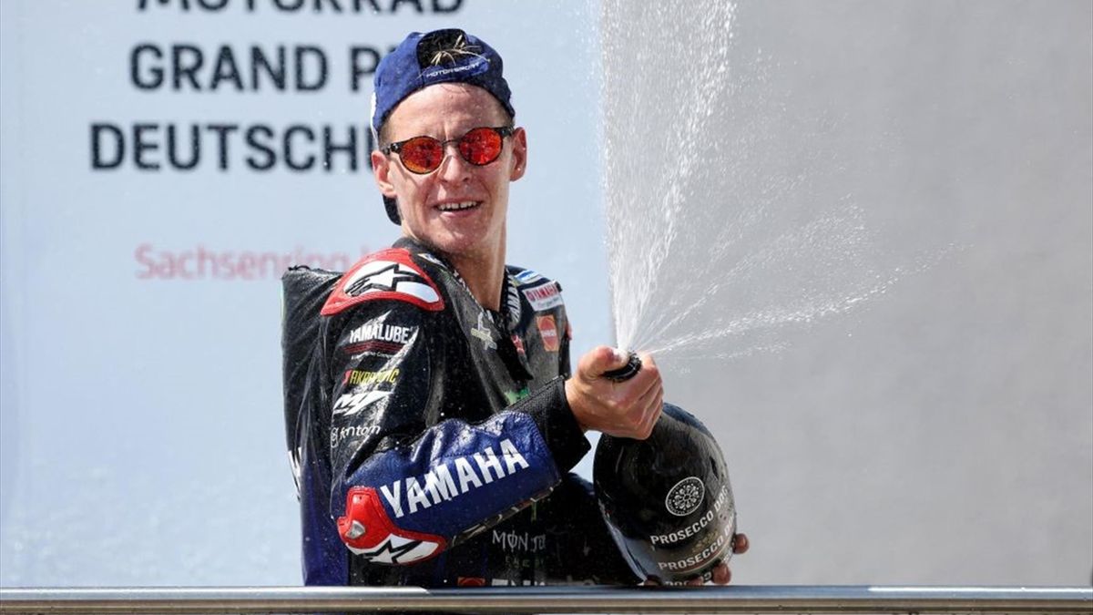 Fabio Quartararo festeggia sul podio la vittoria nel Gran Premio di Germania di MotoGP - Mondiale 2022
