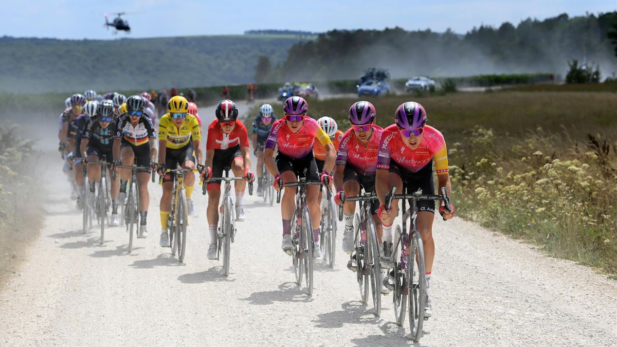 Het vrouwenpeloton in een etappe van de Tour de France Femmes