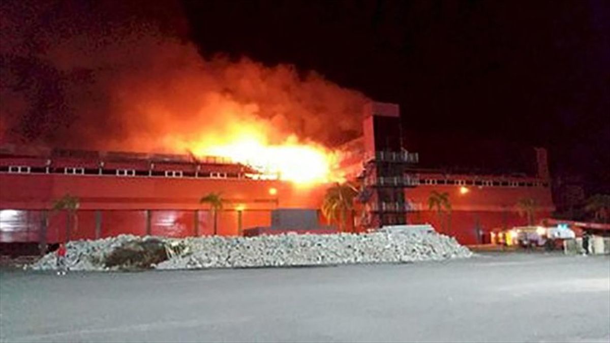 Un immagine delle fiamme divampate all'interno della struttura, Credit Foto Twitter