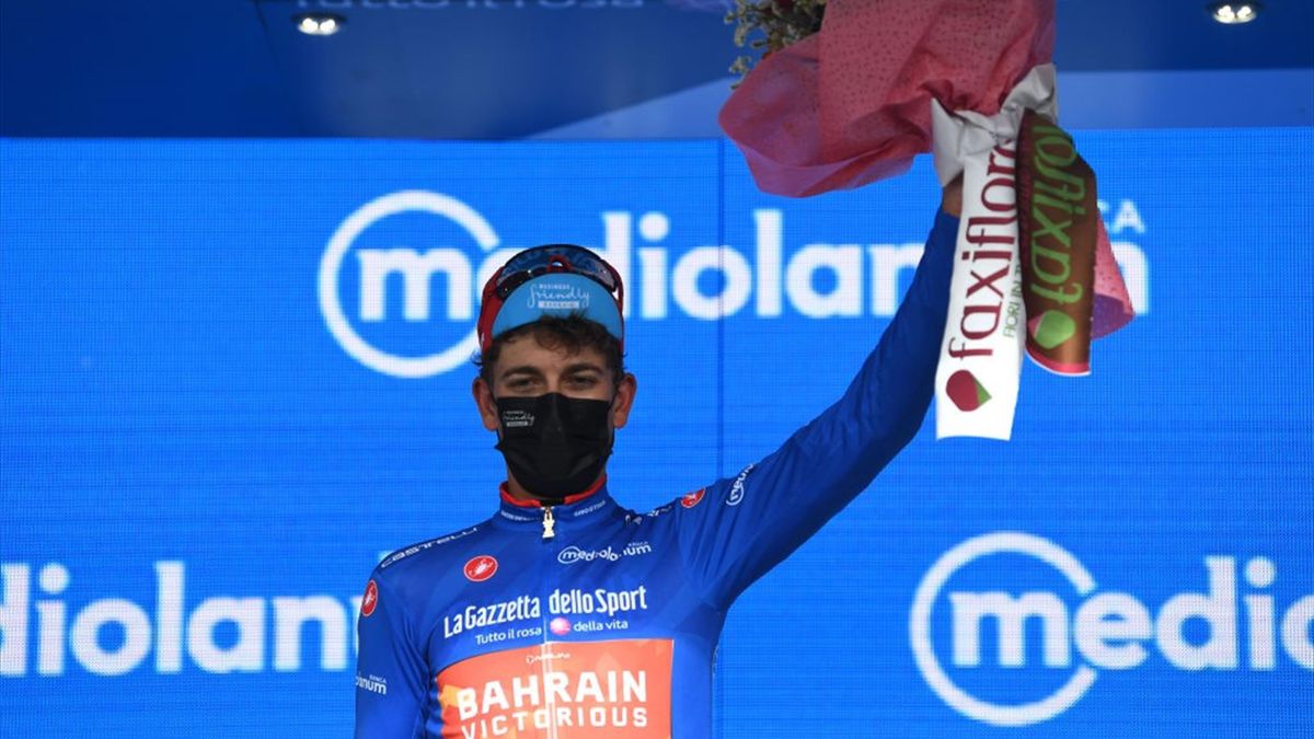 Gino Mäder sul podio di Ascoli con la maglia azzurra di miglior scalatore - Giro d'Italia 2021