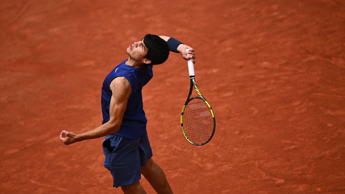 Spain's Carlos Alcaraz serves the ball to Germany's Jan-Lennard Struff during their men's singles third round tennis match on Day 7 of The Roland Garros 2021 French Open tennis tournament in Paris on June 5, 2021. (Photo by Anne-Christine POUJOULAT / AFP)