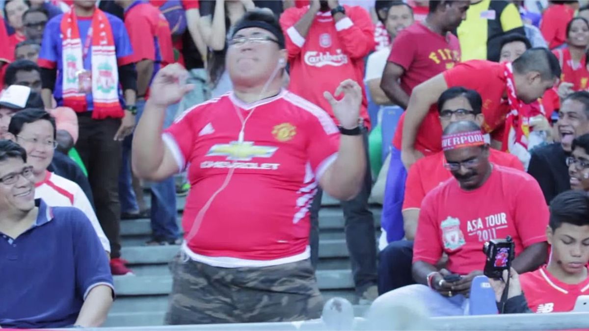 Manchester United Fan Dances Among Liverpool Crowd In Malaysia Gets Booed But Doesn T Care Eurosport
