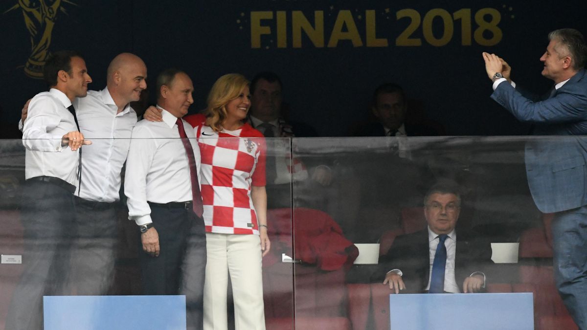 Президент Хорватии подарила Владимиру Путину именную майку