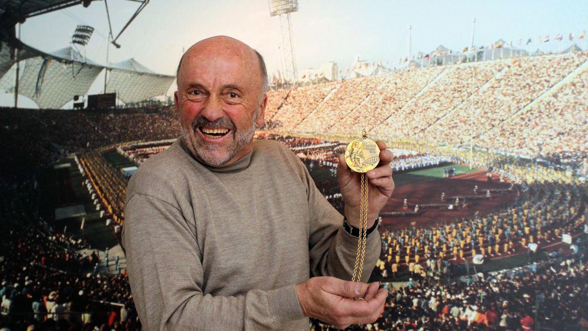 Klaus Wolfermann mit seiner Olympia-Goldmedaille