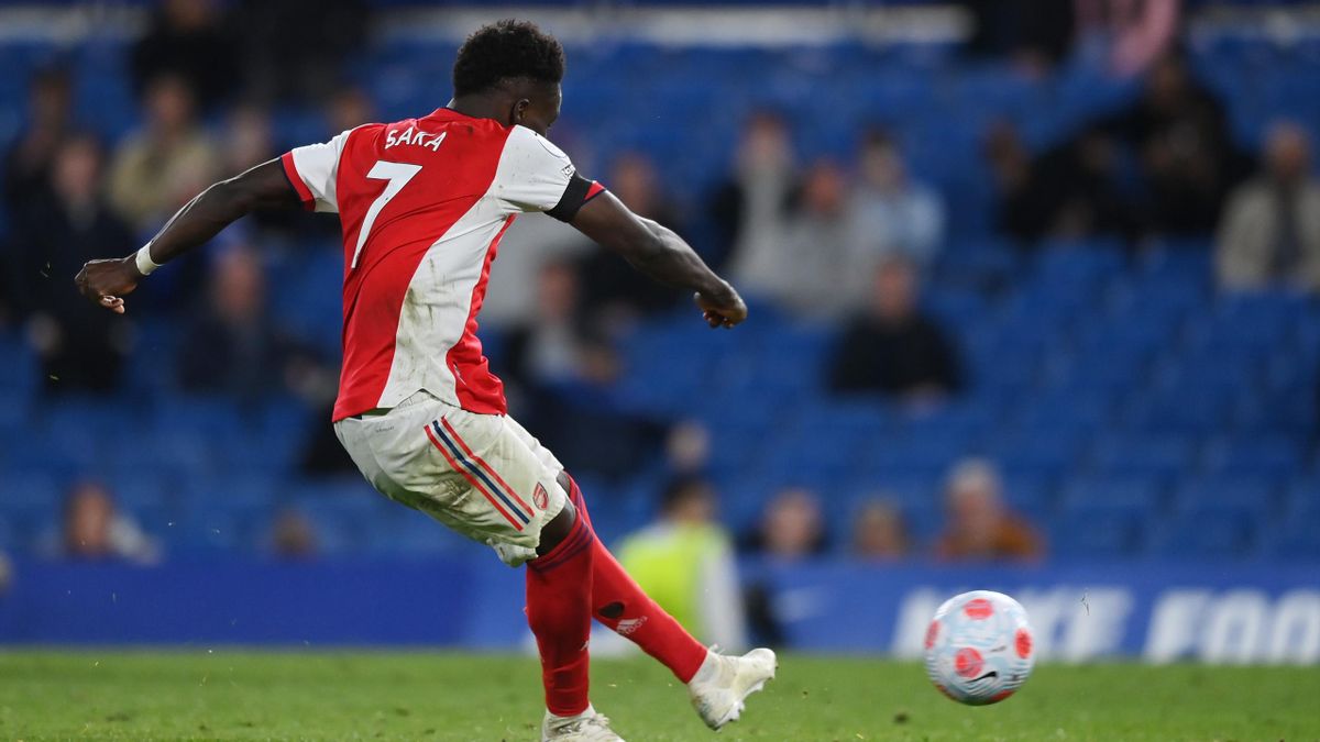 Bukayo Saka of Arsenal scores their team's fourth goal from the penalty spot during the Premier League match between Chelsea and Arsenal at Stamford Bridge on April 20, 2022 in London, England. (Photo by Justin Setterfield/Getty Images)