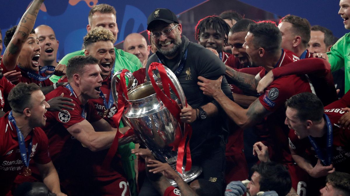 MADRID, SPAIN - JUNE 01: Head coach Jurgen Klopp of Liverpool lifts the Champions League Trophy after winning the UEFA Champions League Final between Tottenham Hotspur and Liverpool at the Wanda Metropolitano in Madrid, Spain on June 01, 2019. (Photo by B