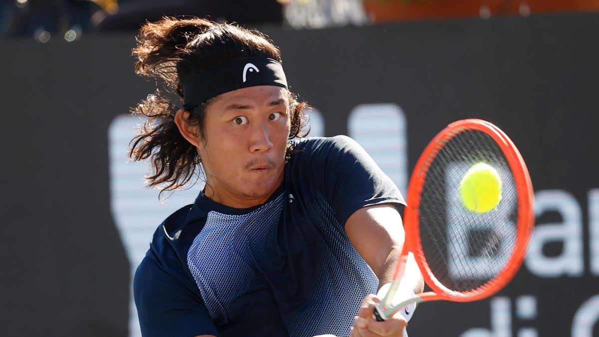 Zhizhen Zhang in actie tijdens het ATP-Toernooi in Napels.