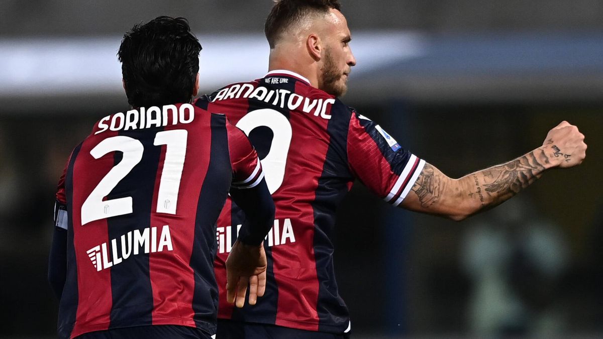 Soriano festeggia la doppietta di Arnautovic contro la Sampdoria a Bologna